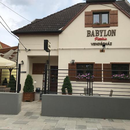 Babylon Pizzeria Vendeghaz Hotel Мисколк Екстериор снимка