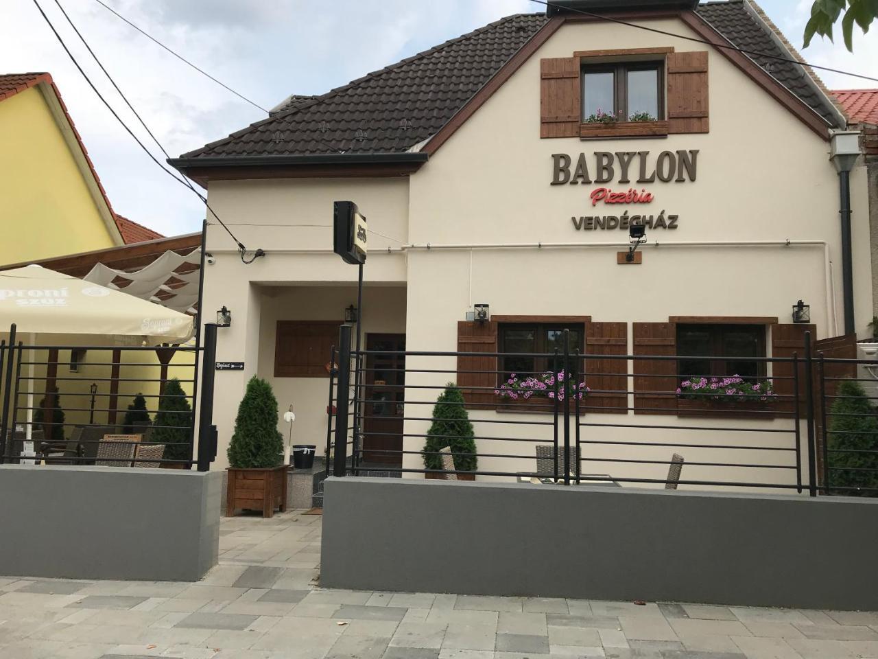 Babylon Pizzeria Vendeghaz Hotel Мисколк Екстериор снимка